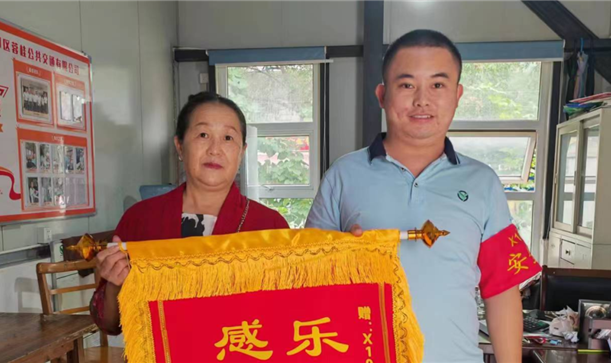 邓阿姨说：这面锦旗一定要亲手送给司机师傅